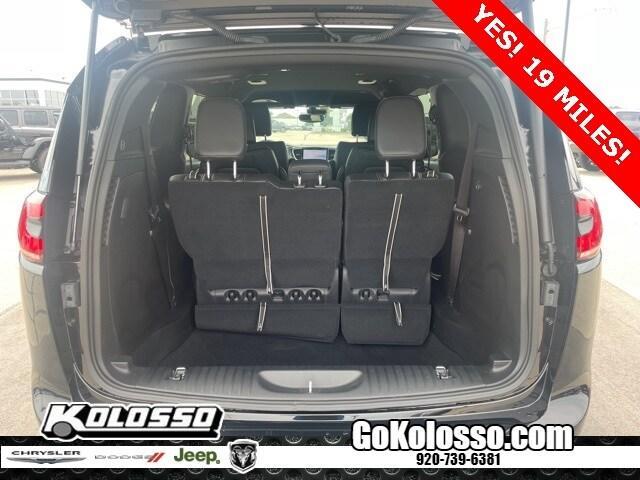 Photo of 2025 Diamond Black Chrysler Pacifica
