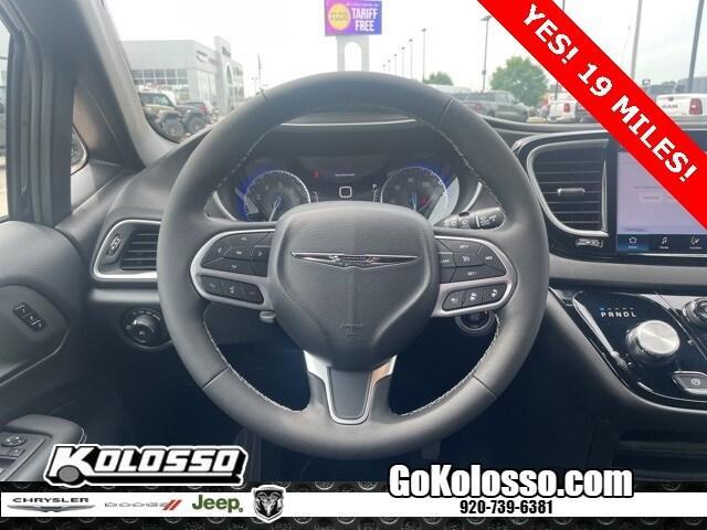 Photo of 2025 Diamond Black Chrysler Pacifica
