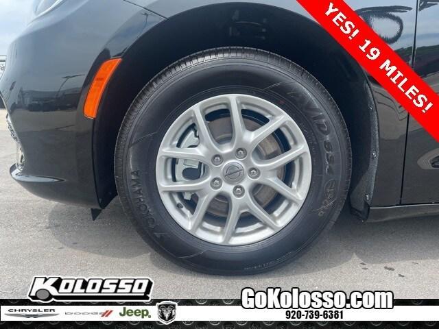 Photo of 2025 Diamond Black Chrysler Pacifica