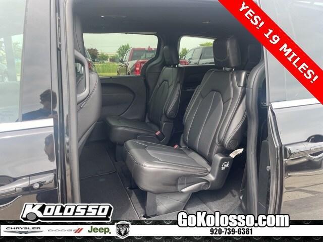 Photo of 2025 Diamond Black Chrysler Pacifica