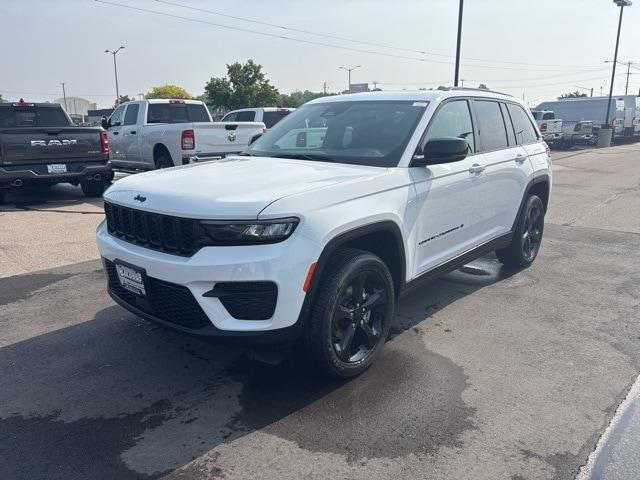 Photo of 2025 Bright White Clearcoat Jeep Grand Cherokee