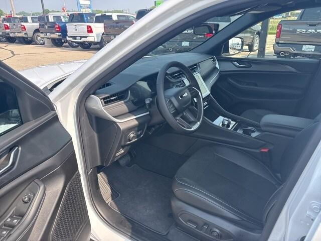 Photo of 2025 Bright White Clearcoat Jeep Grand Cherokee