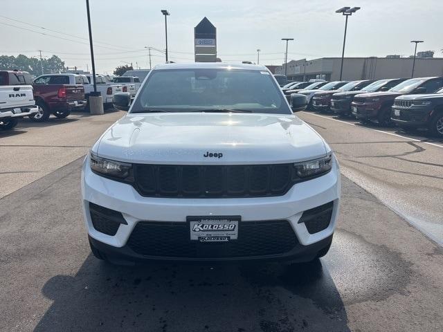 Photo of 2025 Bright White Clearcoat Jeep Grand Cherokee