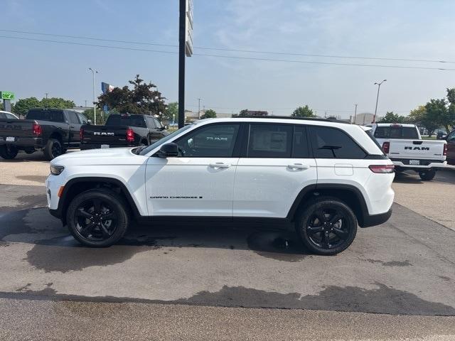 Photo of 2025 Bright White Clearcoat Jeep Grand Cherokee