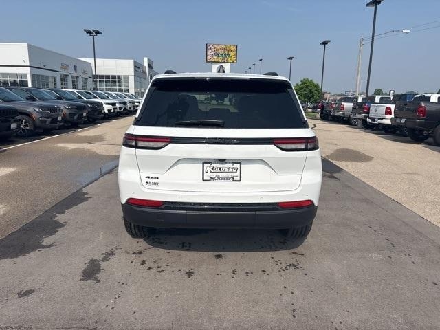 Photo of 2025 Bright White Clearcoat Jeep Grand Cherokee