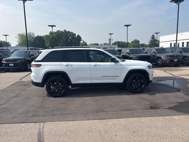 Photo of 2025 Bright White Clearcoat Jeep Grand Cherokee