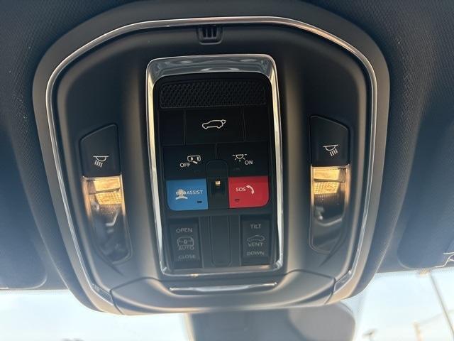 Photo of 2025 Bright White Clearcoat Jeep Grand Cherokee