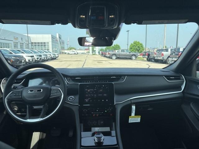 Photo of 2025 Bright White Clearcoat Jeep Grand Cherokee
