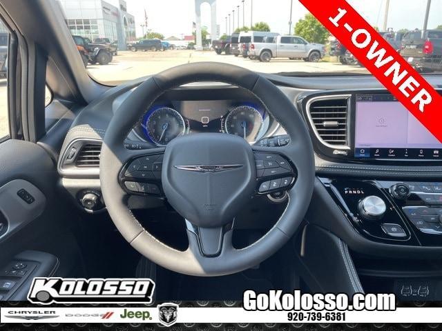 Photo of 2025 Diamond Black Chrysler Pacifica