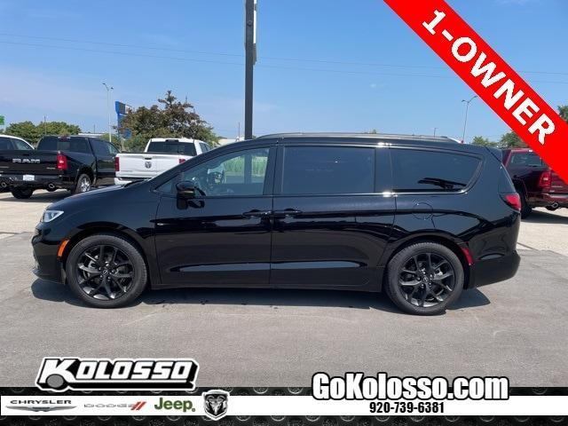 Photo of 2025 Diamond Black Chrysler Pacifica
