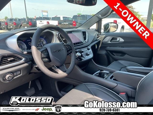 Photo of 2025 Diamond Black Chrysler Pacifica