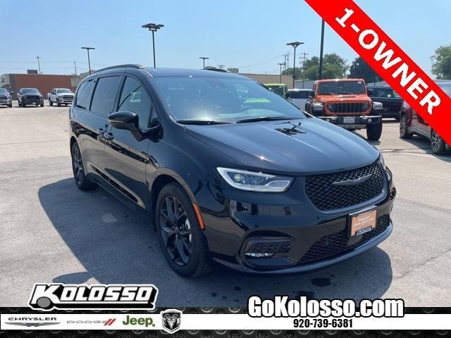 Photo of 2025 Diamond Black Chrysler Pacifica