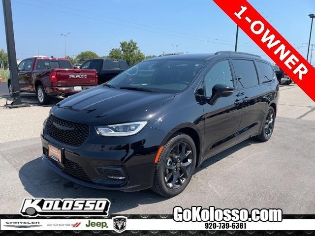 Photo of 2025 Diamond Black Chrysler Pacifica