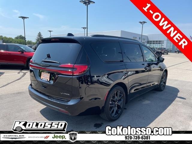 Photo of 2025 Diamond Black Chrysler Pacifica