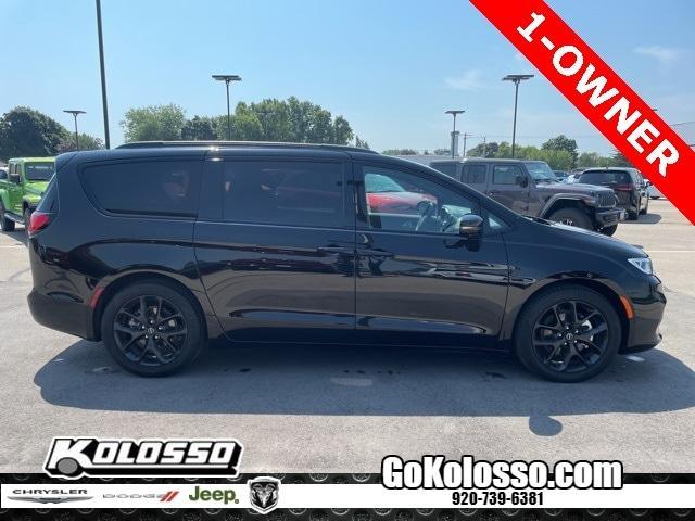 Photo of 2025 Diamond Black Chrysler Pacifica