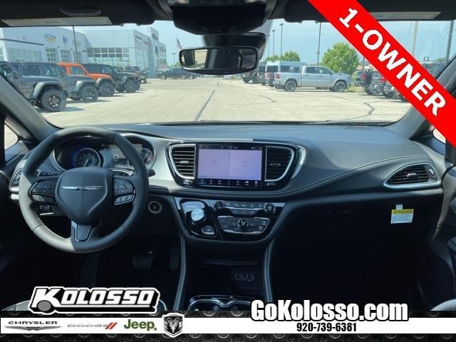 Photo of 2025 Diamond Black Chrysler Pacifica