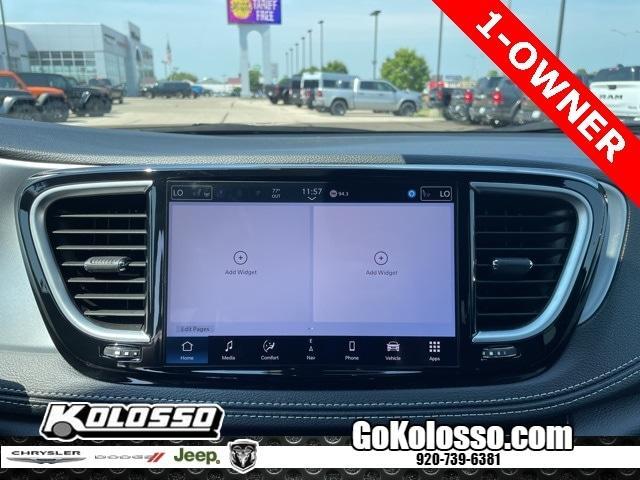 Photo of 2025 Diamond Black Chrysler Pacifica