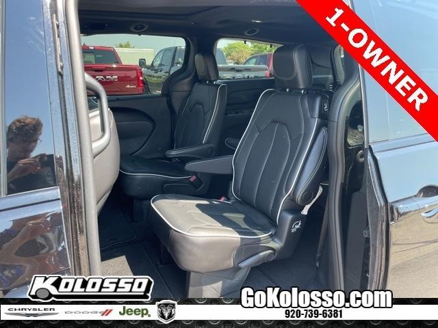 Photo of 2025 Diamond Black Chrysler Pacifica