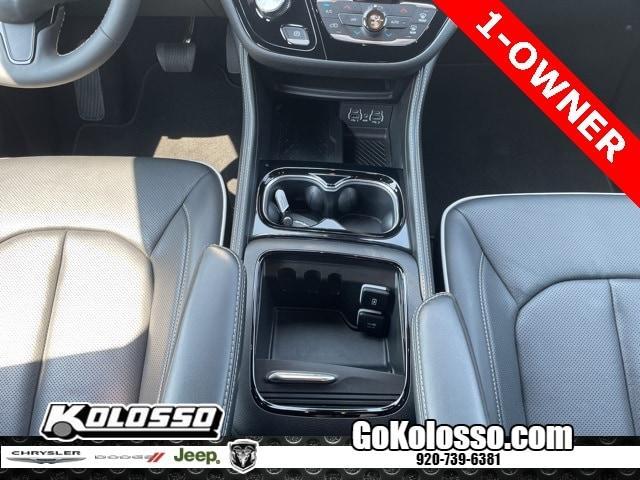 Photo of 2025 Diamond Black Chrysler Pacifica