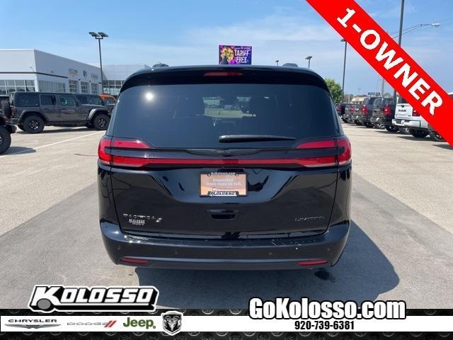 Photo of 2025 Diamond Black Chrysler Pacifica