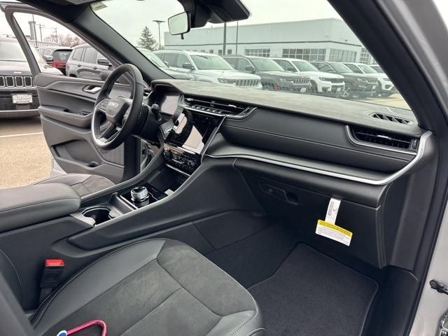 Photo of 2025 Silver Zynith Jeep Grand Cherokee L