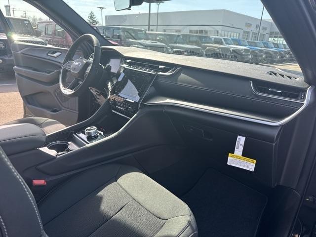 Photo of 2025 Diamond Black Jeep Grand Cherokee L