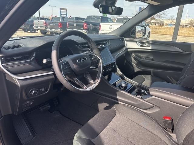 Photo of 2025 Diamond Black Jeep Grand Cherokee L