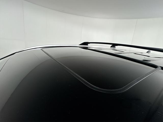Photo of 2024 Midnight Black Metallic Toyota Highlander
