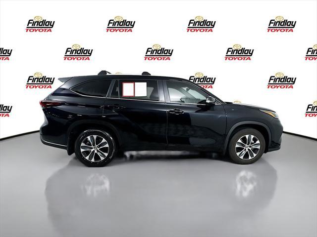 Photo of 2024 Midnight Black Metallic Toyota Highlander