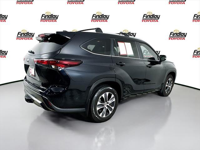 Photo of 2024 Midnight Black Metallic Toyota Highlander