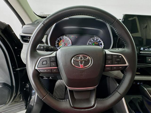 Photo of 2024 Midnight Black Metallic Toyota Highlander