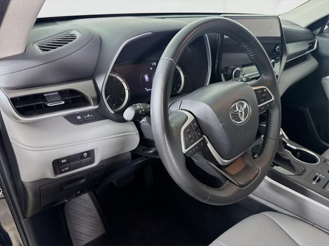 Photo of 2024 Midnight Black Metallic Toyota Highlander