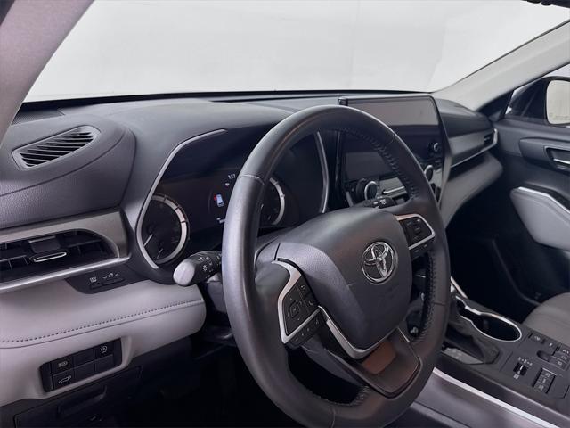 Photo of 2024 Midnight Black Metallic Toyota Highlander