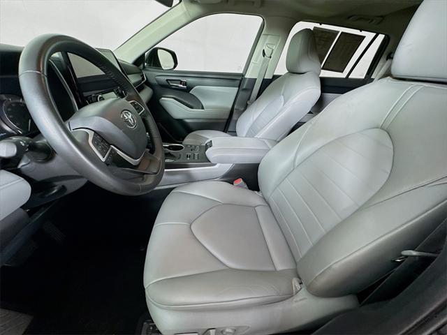 Photo of 2024 Midnight Black Metallic Toyota Highlander