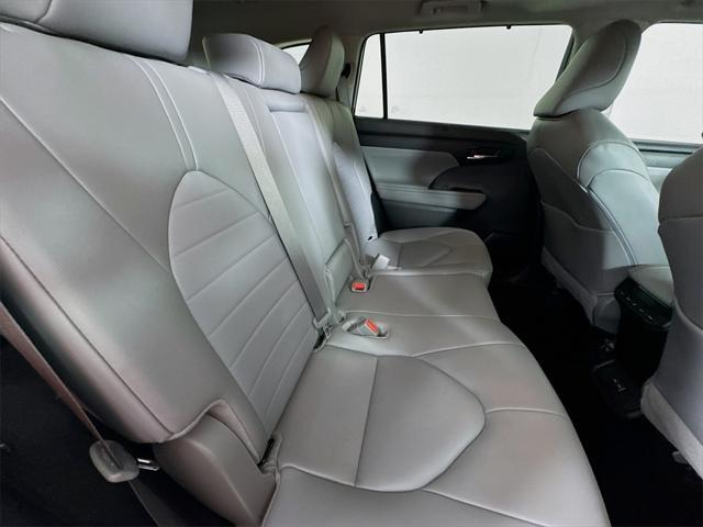 Photo of 2024 Midnight Black Metallic Toyota Highlander