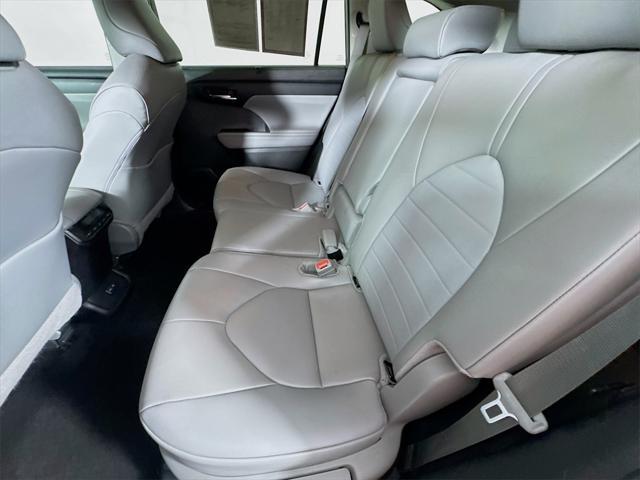 Photo of 2024 Midnight Black Metallic Toyota Highlander