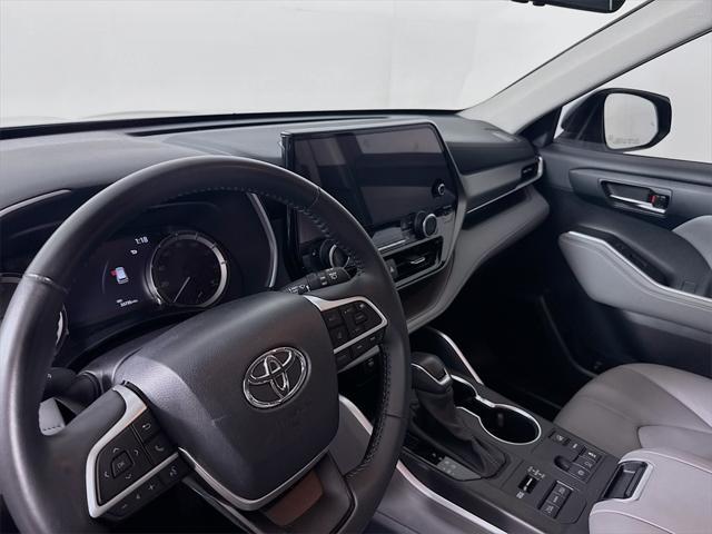 Photo of 2024 Midnight Black Metallic Toyota Highlander