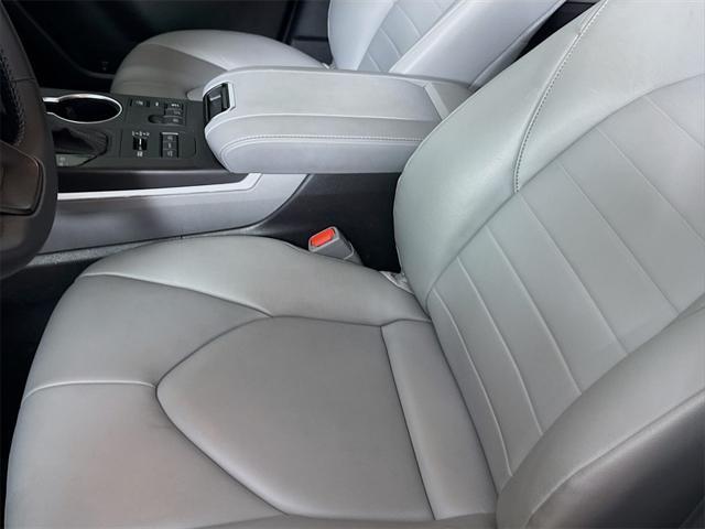 Photo of 2024 Midnight Black Metallic Toyota Highlander