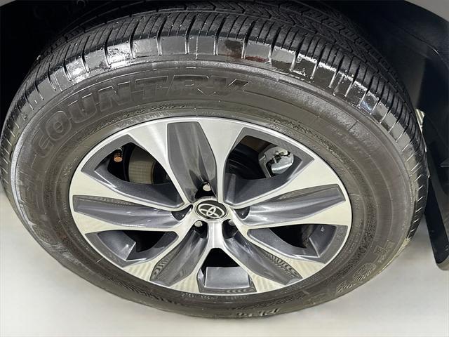 Photo of 2024 Midnight Black Metallic Toyota Highlander