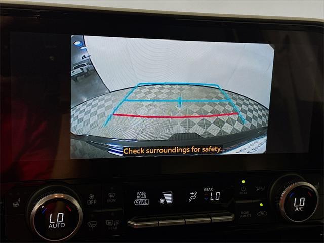 Photo of 2024 Midnight Black Metallic Toyota Highlander