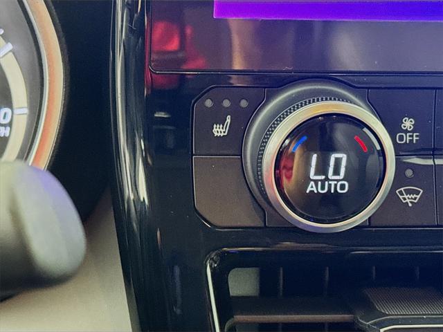 Photo of 2024 Midnight Black Metallic Toyota Highlander
