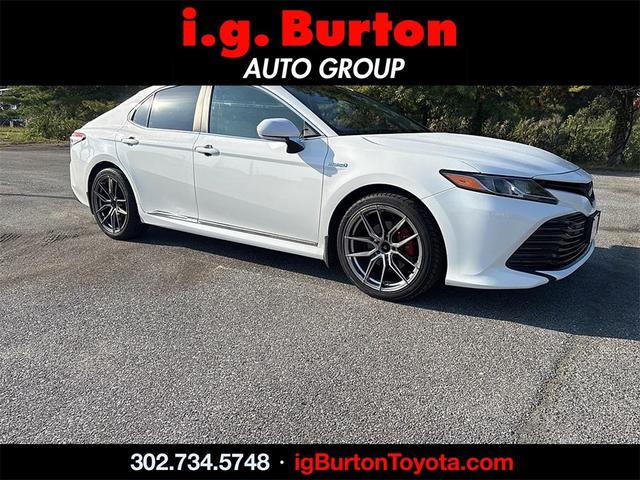 Photo of 2018 Super White Toyota Camry Hybrid