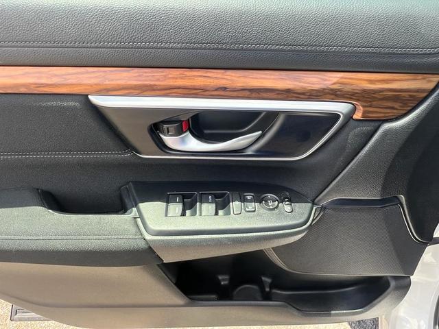 Photo of 2022 Platinum White Pearl Honda CR-V