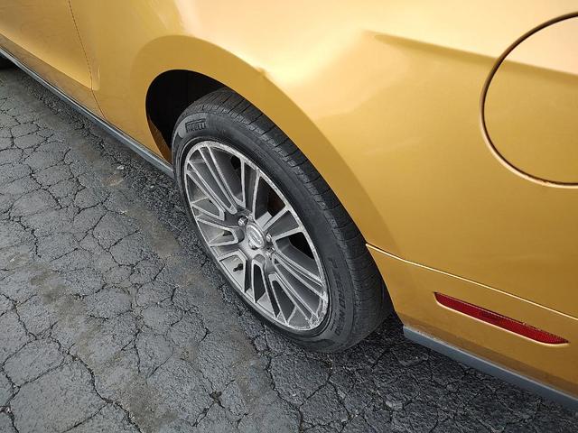 Photo of 2010 Yellow Ford Mustang