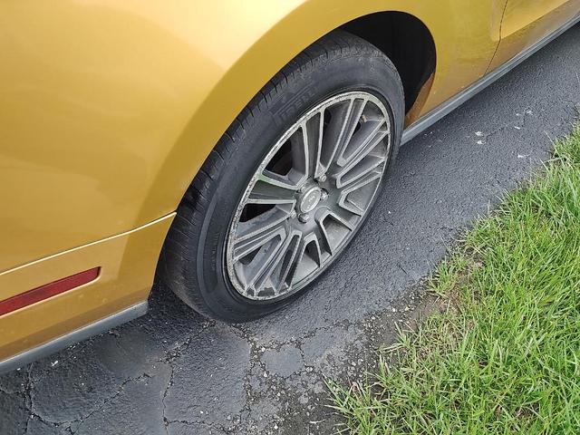 Photo of 2010 Yellow Ford Mustang