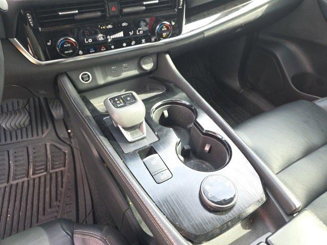 Photo of 2023 Pearl White Tricoat Nissan Rogue