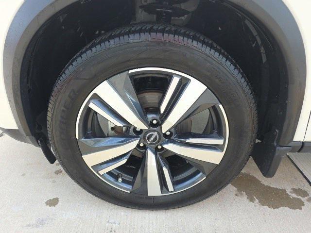 Photo of 2023 Pearl White Tricoat Nissan Rogue