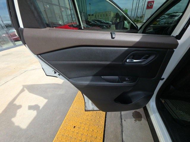Photo of 2023 Pearl White Tricoat Nissan Rogue
