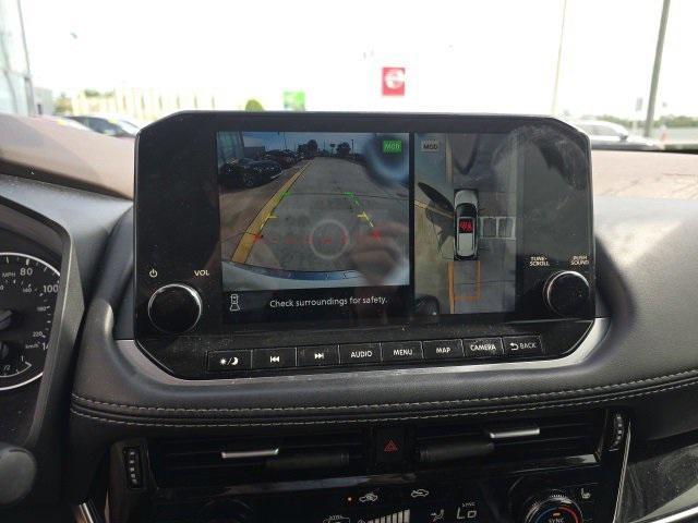 Photo of 2023 Pearl White Tricoat Nissan Rogue