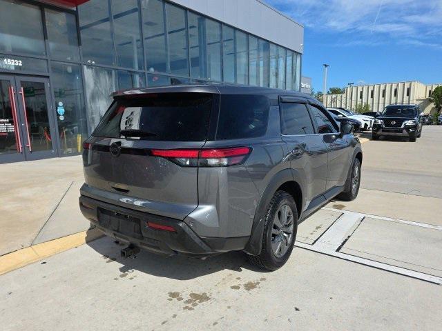 Photo of 2024 Gun Metallic Nissan Pathfinder